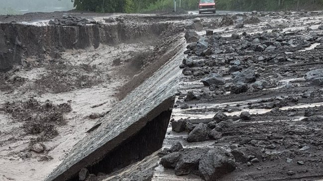 Deslizamiento de tierra dejó a cientos de personas aisladas en Petrohué