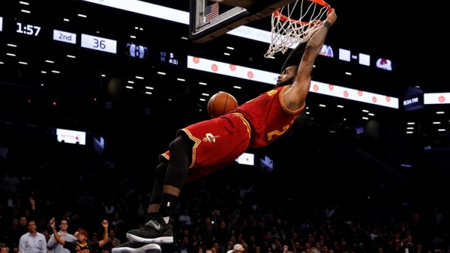 LeBron James consolidó el liderato de los Cavaliers ante los Suns