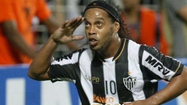 Nacional de Montevideo busca auspiciador para sumar a Ronaldinho a sus filas