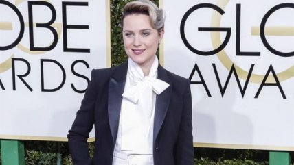   Evan Rachel Wood llamó la atención al no usar vestido en los Globos de Oro 