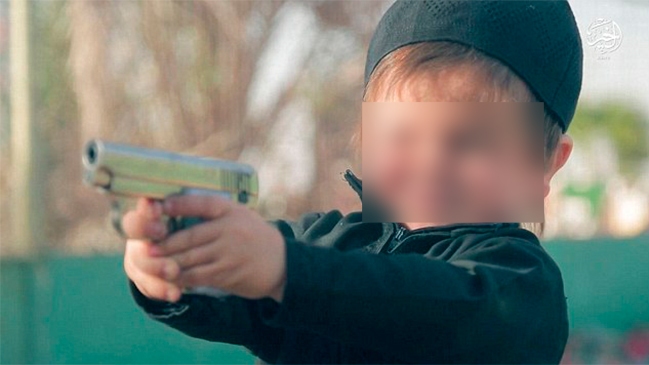 Nuevo y brutal video de Estado Islámico muestra a niños ejecutando a supuestos espías