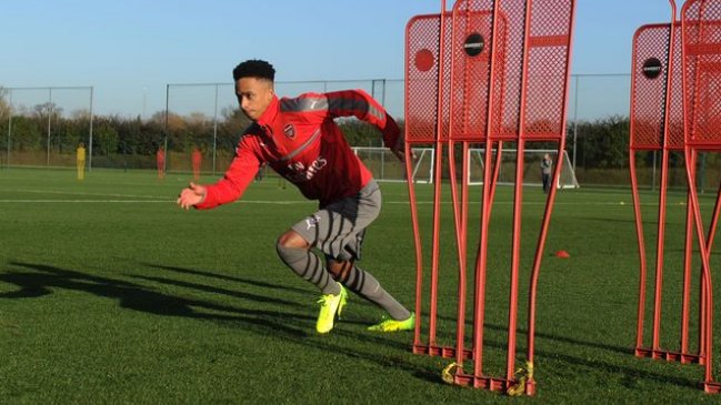 Arsenal contrató a jugador semiprofesional que trabajaba en fábrica de automóviles