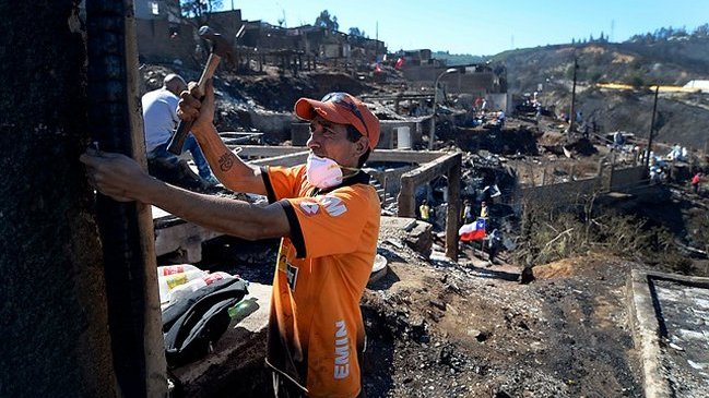 Damnificados y autoridades de Valparaíso piden declarar zona de catástrofe tras incendio
