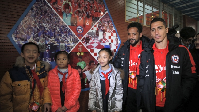 Beausejour y Carmona visitaron una escuela en jornada sin entrenamiento