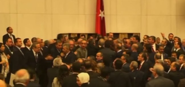 Parlamento turco terminó a los golpes por reforma que da más poderes a Erdogan