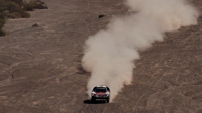 Stéphane Peterhansel recuperó el liderato en los autos tras una accidentada décima etapa
