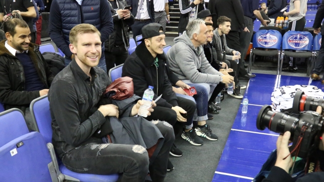 Alexis Sánchez y sus compañeros de Arsenal asistieron en Londres a duelo de la NBA