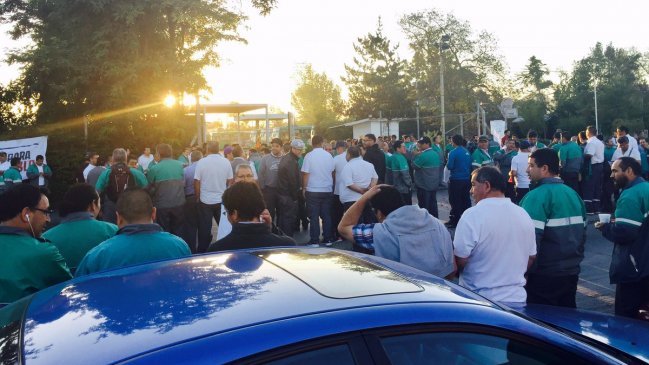 Más de mil choferes de recorridos 300 del Transantiago comienzan huelga este jueves