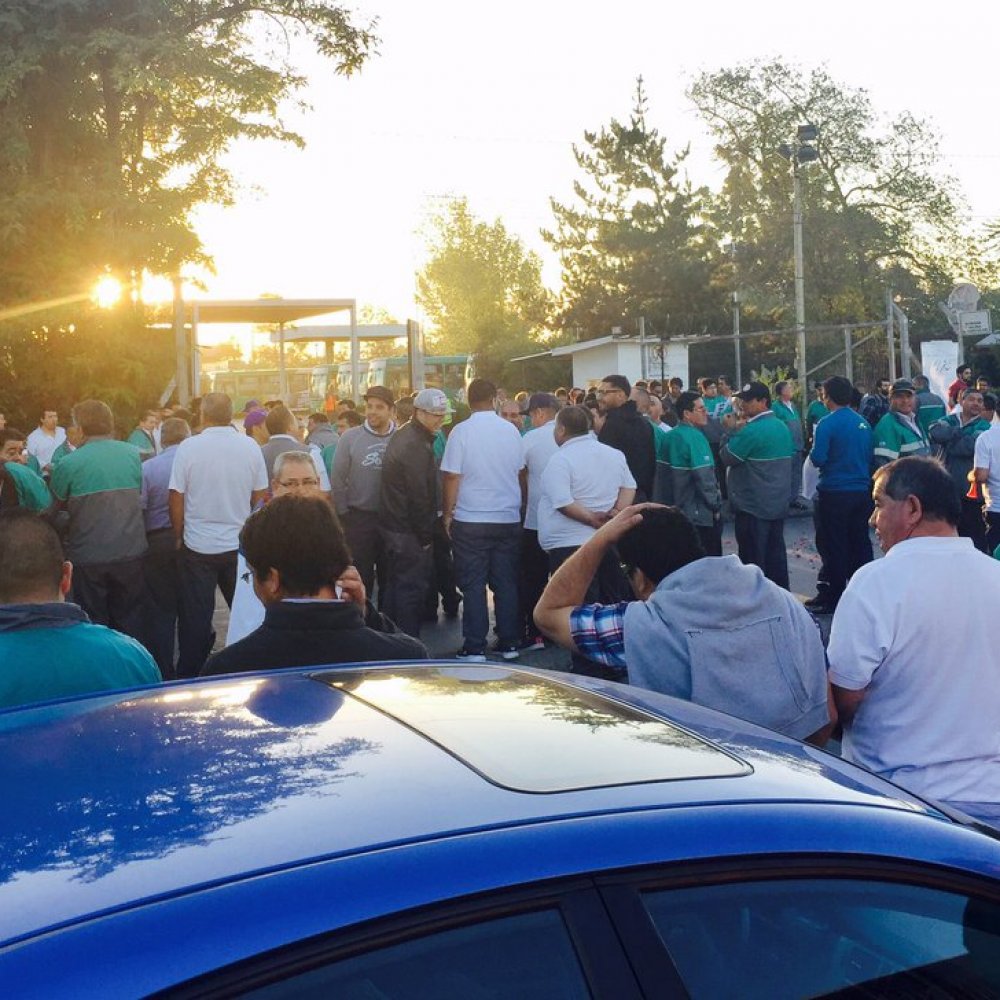 Más de mil choferes de recorridos 300 del Transantiago comienzan huelga este jueves