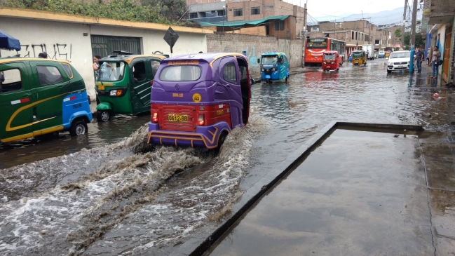 Inusuales lluvias inundan calles y viviendas en Lima