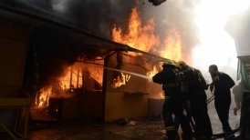 El fuego amenazó con expandirse hasta las bodegas del supermercado Santa Isabel que se encuentra en el lugar.