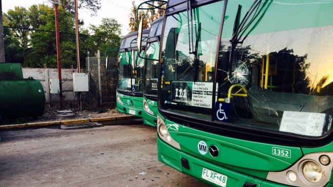 Desconocidos vandalizaron buses del Transantiago en depósito de Maipú