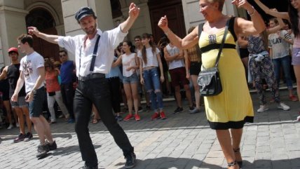   Santiago a Mil llenó de bailes el frontis del Teatro Municipal 