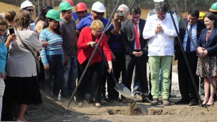 Presidenta Bachelet puso primera piedra en centro para adultos mayores en Huechuraba