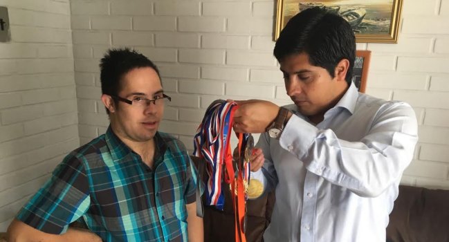 Denuncian discriminación contra joven Down en piscina de condominio