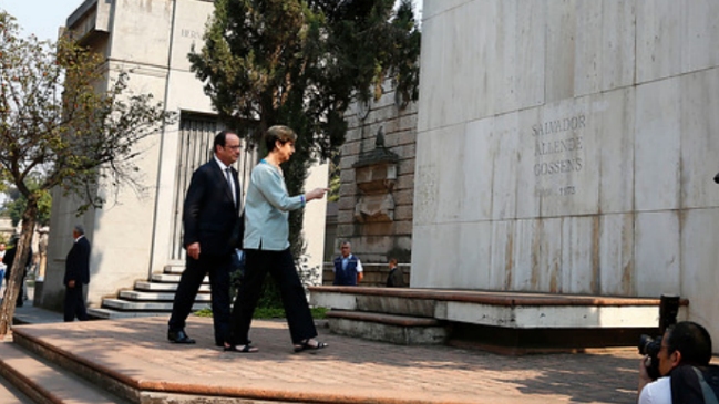 François Hollande rindió homenaje a Salvador Allende en el Cementerio General