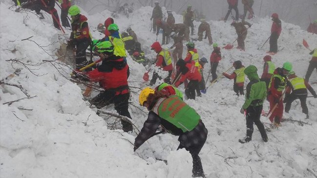 Italia: Continúan labores de rescate en hotel sepultado por avalancha