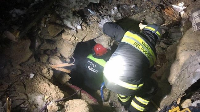 Ascienden a 23 los fallecidos en hotel sepultado por alud en Italia