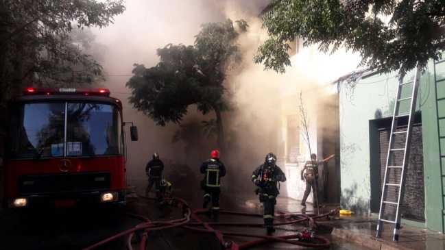 Incendio en pleno Barrio Yungay moviliza a Bomberos