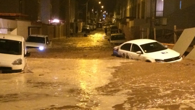 Rotura de matriz provocó inundación en sector de Antofagasta