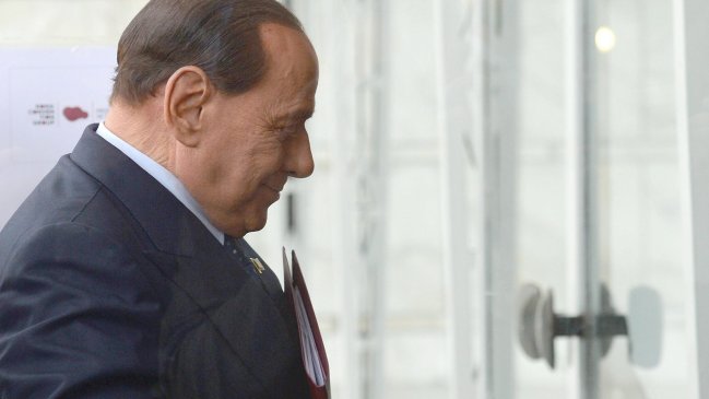  Berlusconi será juzgado por presunta corrupción  