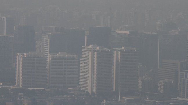 Meteorólogo afirmó que condiciones del viento provocan nube de humo en Santiago