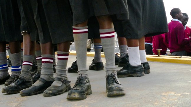 Profesor ordenó a niños golpear a compañera en castigo por no saber leer