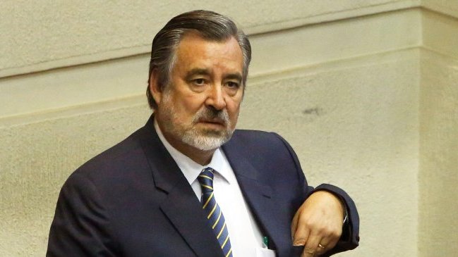 Guillier cauto al liderar la carrera presidencial: No hay que enamorarse de las encuestas