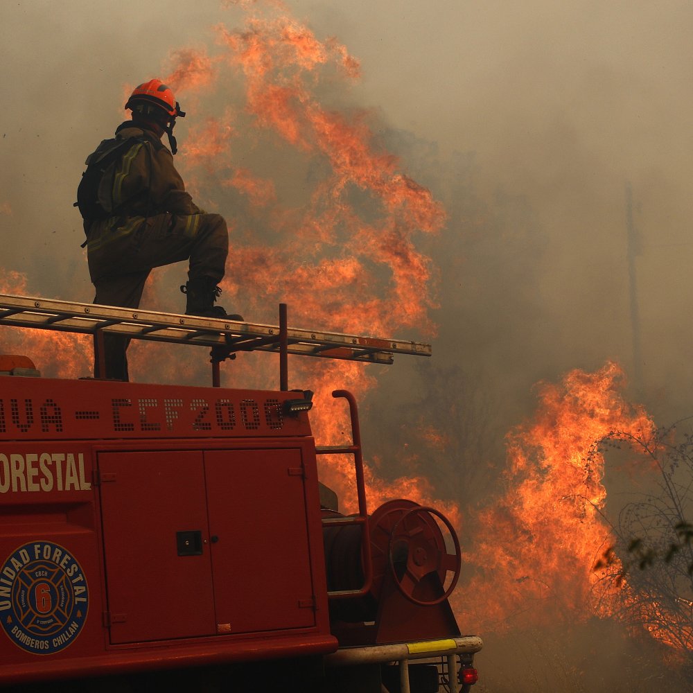 Presidenta Bachelet anunció millonario aporte para Bomberos