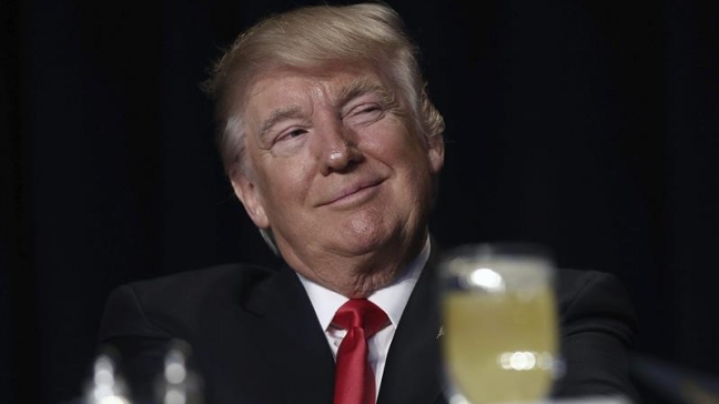 Trump pide rezar por las cifras de audiencia de Schwarzenegger en acto oficial