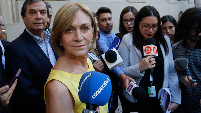 Matthei solicitó a Contraloría investigar déficit de recursos no rendidos en educación