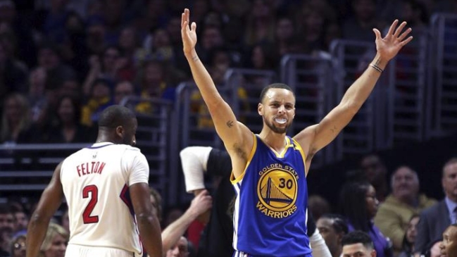 Curry y Durant lideraron a los Warriors en otra exhibición encestadora