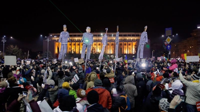 Más de 300 mil rumanos protestaron contra decreto que despenaliza la corrupción