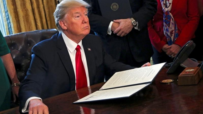 Trump inició proceso de apelación de la decisión del juez que suspendió su veto migratorio