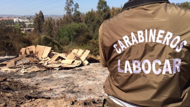 Labocar investiga incendio forestal que destruyó dos casas en Quilpué