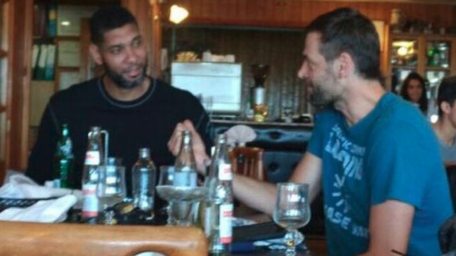 Ex basquetbolistas Tim Duncan y Fabricio Oberto se encuentran de visita en Chile