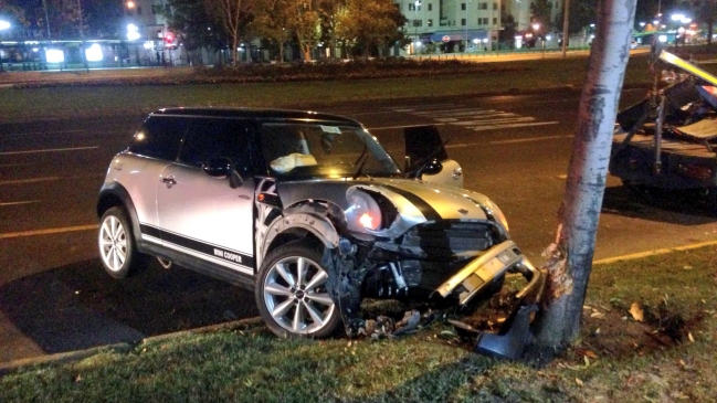 Conductor perdió el control de su vehículo y se estrelló en plena Plaza Italia