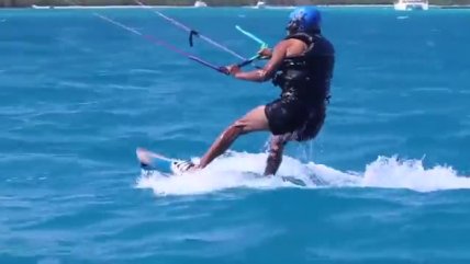   Barack Obama aprende a surfear en sus vacaciones 