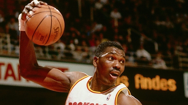 El legendario Hakeem Olajuwon criticó la política migratoria de Donald Trump