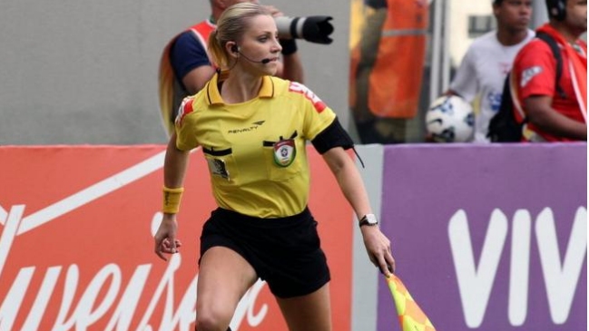 Arbitra brasileña que cometió polémico error en un clásico anunció su retiro