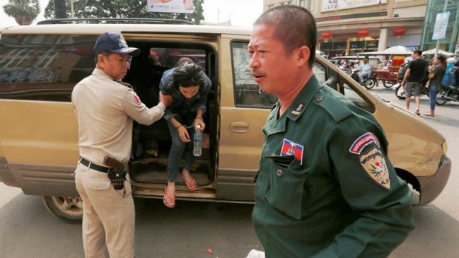 Familia de Bangladesh utilizaba pene falso para estafar