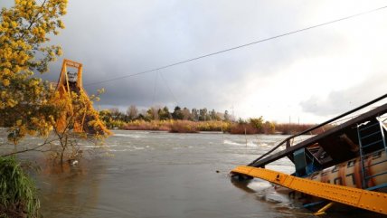 Alcalde Pitrufquén: Filtración de petróleo de vagones sumergidos en el Toltén es evidente