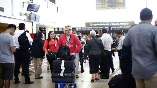Aeropuerto Pudahuel enfrenta críticas por capacidad de su estacionamiento
