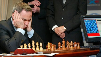   La Historia es Nuestra: Kasparov versus un computador, ¿triunfó la máquina o la humanidad? 