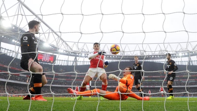 Arbitro se disculpó con jugadores de Hull City por validar gol de Alexis con la mano