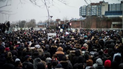 Francia: Marcha masiva en apoyo de joven sodomizado por policías