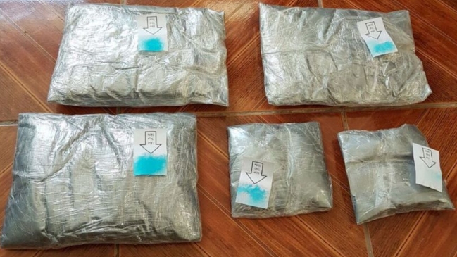 Mujer fue a Carabineros a denunciar robo de su cartera y le encontraron faja con cocaína