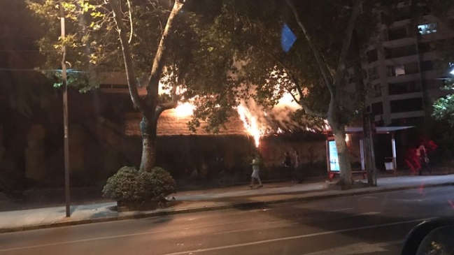 Incendio en conocido restorán de Las Condes moviliza a Bomberos
