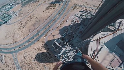   Intrépido joven desafía a la muerte en los rascacielos de Dubai 