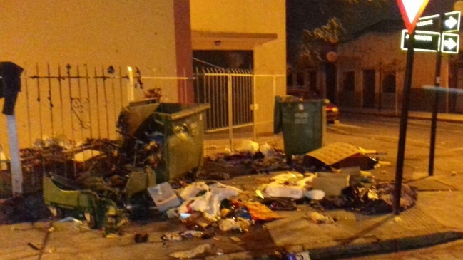 Municipalidad de Santiago se querelló por la quema de tres contenedores de basura